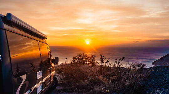 campervan-enjoying-glorious-sunset-view-from-clifftop