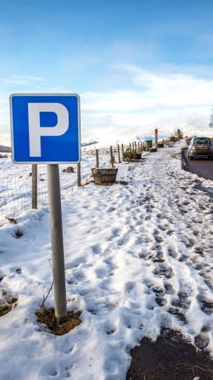 parking-sign-in-the-snow